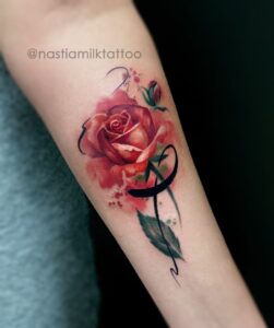 Czerwona róża - kobiecy tatuaż