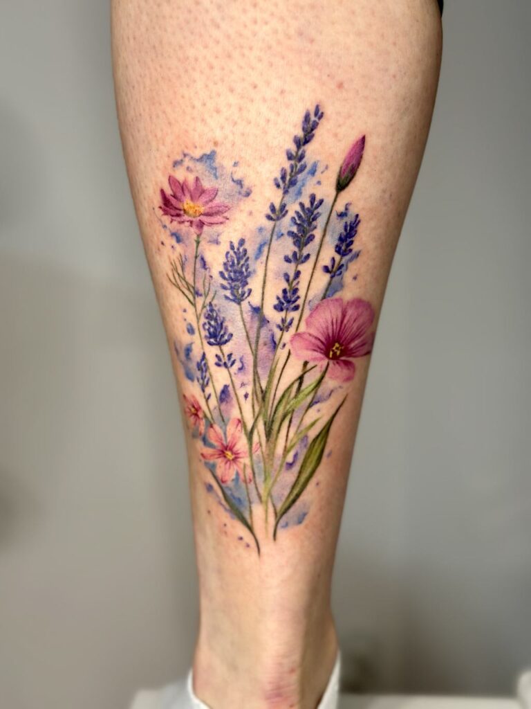 Tatuaż kolorowy - polne kwiaty