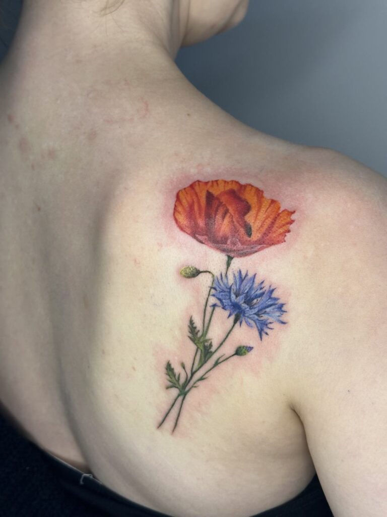 Tatuaż damski - polne kwiaty