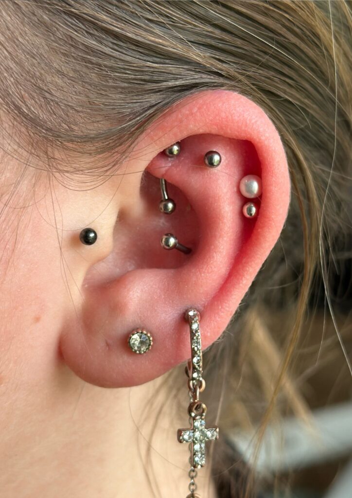 Piercing ucha (conch, tragus, rook, helix)
