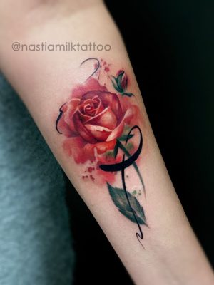 Czerwona róża - kobiecy tatuaż